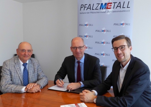 Klaus Gronbach, Karsten Tacke, Florian Mohr (v. l.) bei der Unterzeichnung des Kooperationsvertrags. Bild: privat